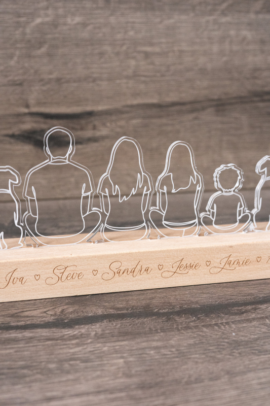 Personalisierte Familien-LED Lampe aus Acrylglas mit gravierten Namen auf Holzsockel, Familien-Silhouette mit Kindern und Haustieren, warmweißes Licht